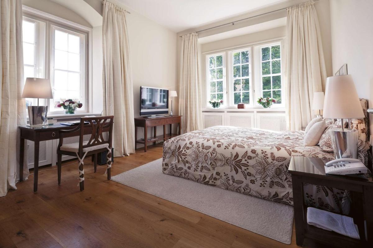 Ein Bett oder Betten in einem Zimmer der Unterkunft Schlosshotel Münchhausen