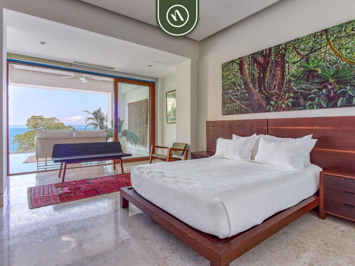 Luxury 3 BR Condo - Beachfront - Multiple Pools - Housity