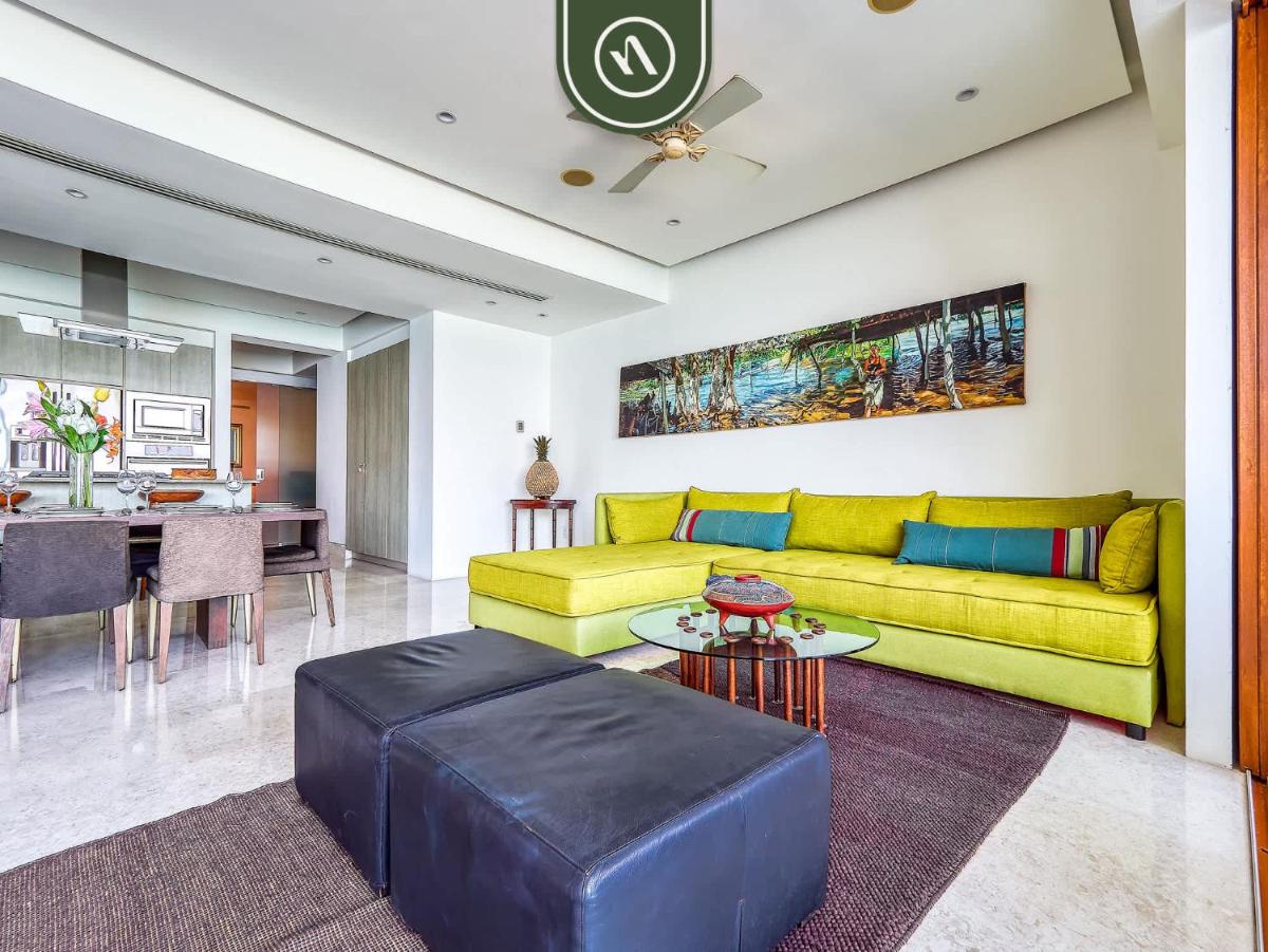 Luxury 3 BR Condo - Beachfront - Multiple Pools - Housity