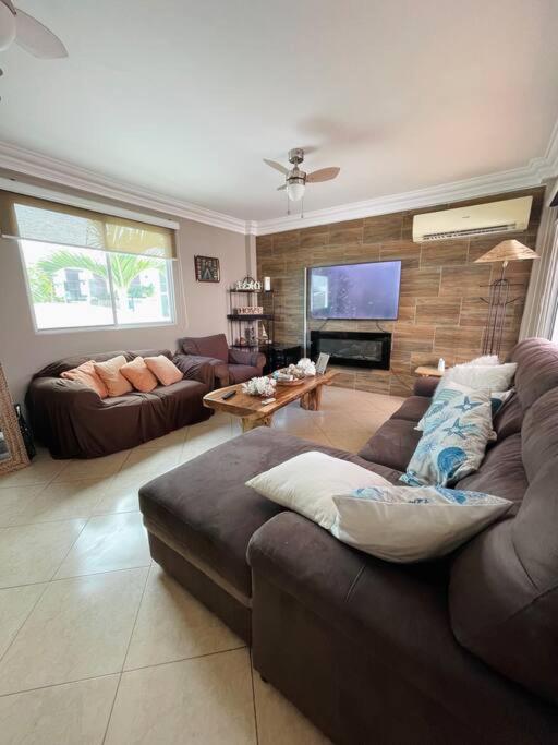 Casa con piscina privada - Housity