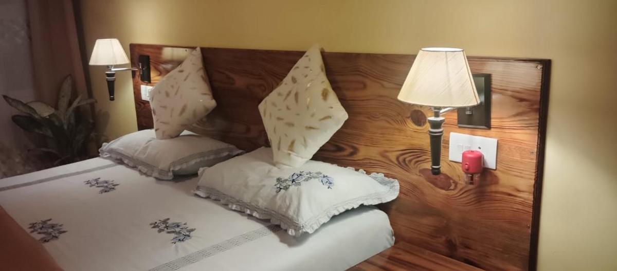 Clouded Leo Inn - Housity