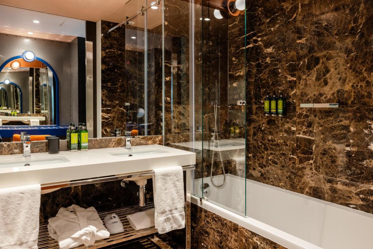 Uma casa de banho em Cenica Porto Hotel, Curio Collection By Hilton