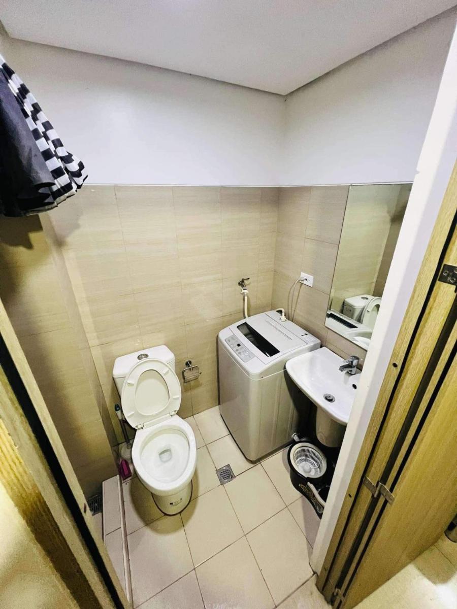 Shore Residences MOA 1BR with balcony by darpm - Housity
