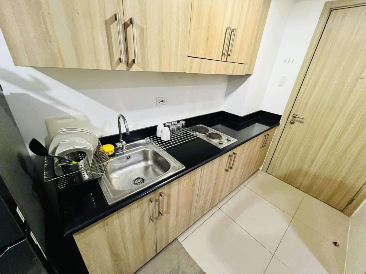 Shore Residences MOA 1BR with balcony by darpm - Housity
