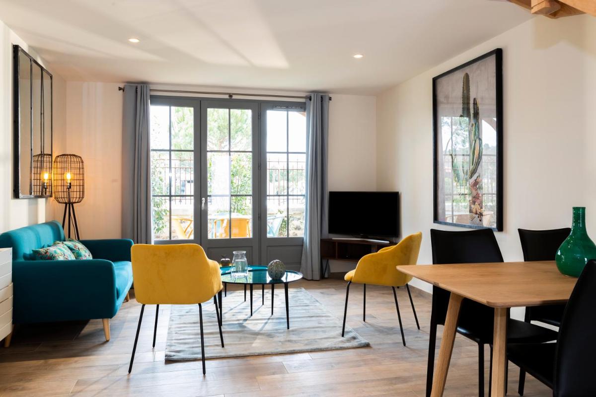 Télévision ou salle de divertissement dans l'établissement Hotel Clos Castel Villas Spa