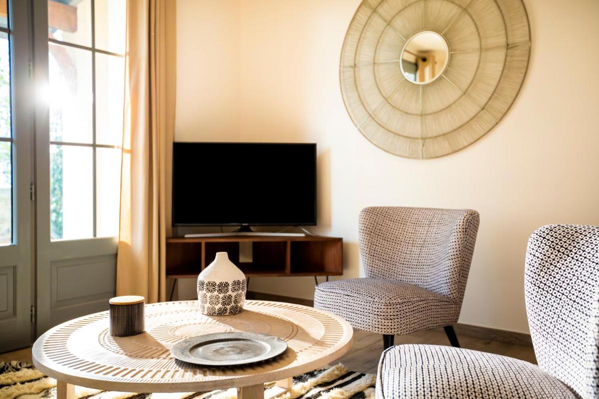 Télévision ou salle de divertissement dans l'établissement Hotel Clos Castel Villas Spa