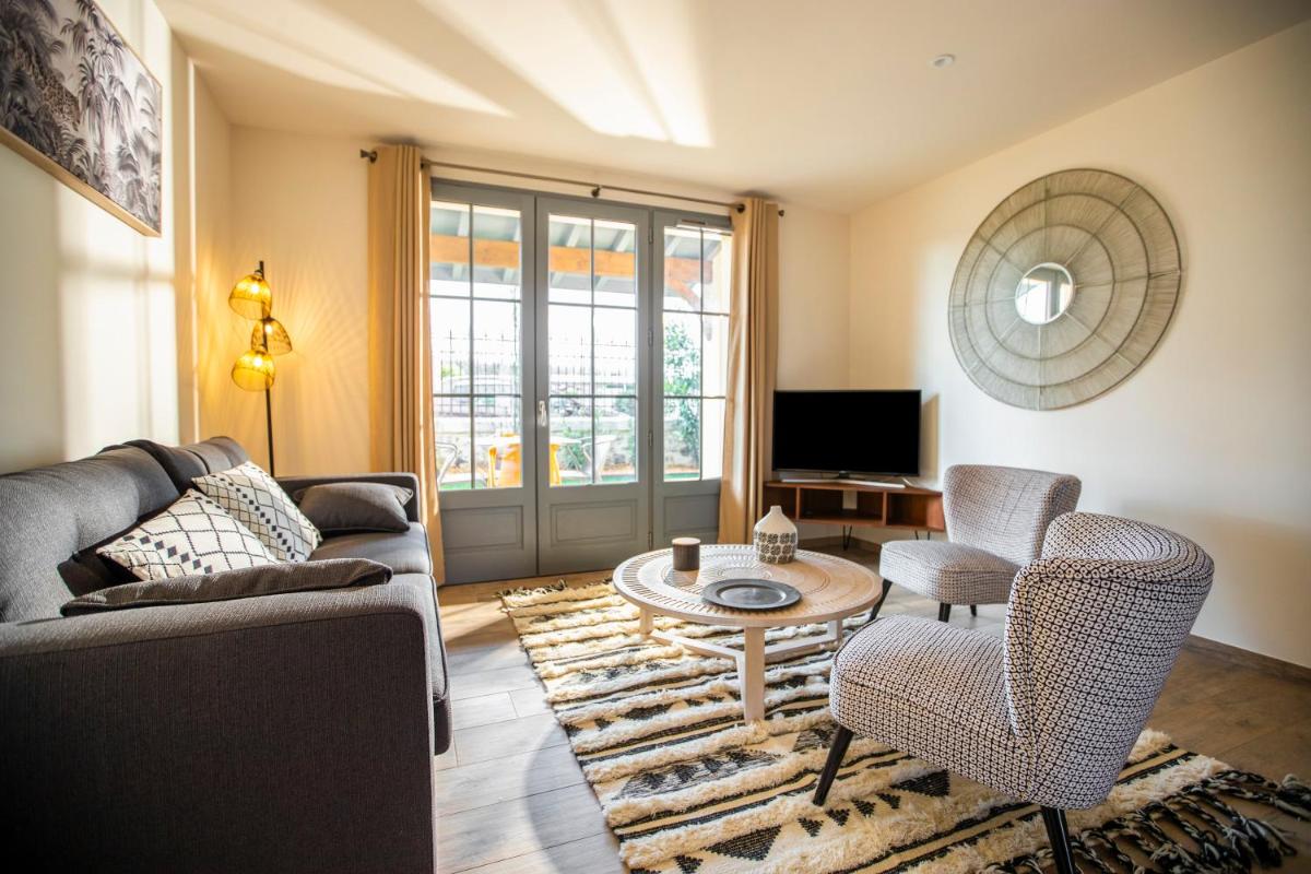 Télévision ou salle de divertissement dans l'établissement Hotel Clos Castel Villas Spa