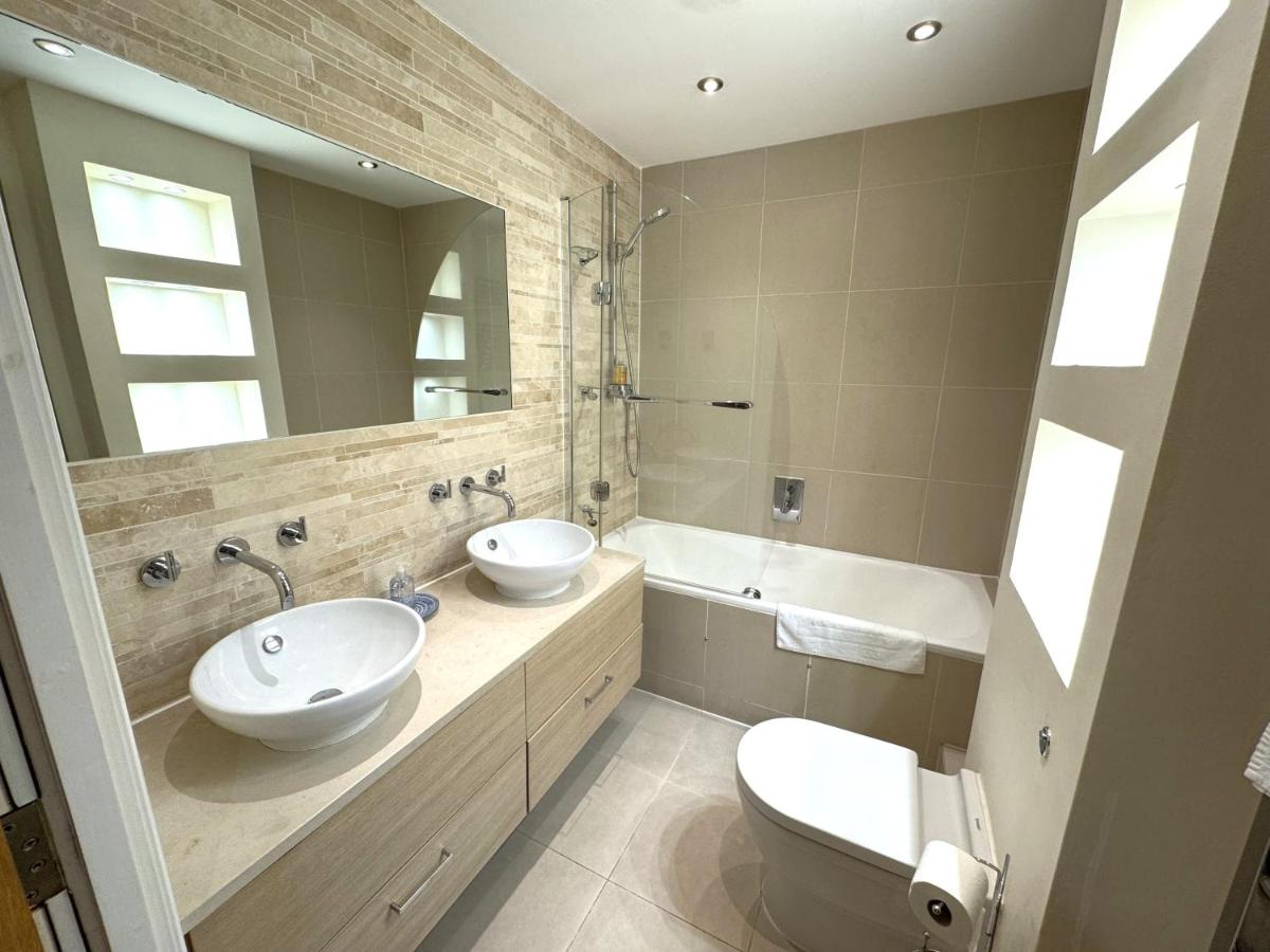 Spacious 2-Bedroom Apartment with Parking in Windsor - Hizvo