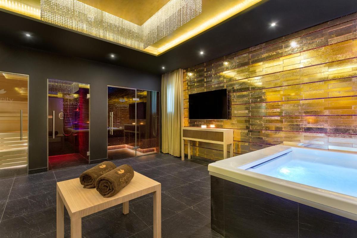 Uma televisão e/ou sistema de entretenimento em Pine Cliffs Hotel, a Luxury Collection Resort, Algarve