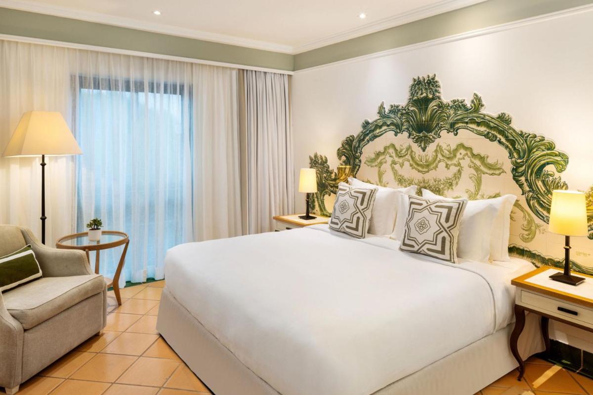 Uma cama ou camas num quarto em Pine Cliffs Hotel, a Luxury Collection Resort, Algarve