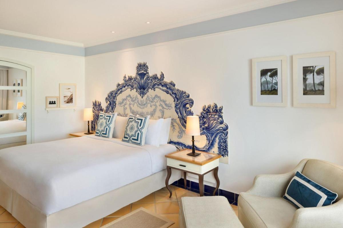 Uma cama ou camas num quarto em Pine Cliffs Hotel, a Luxury Collection Resort, Algarve