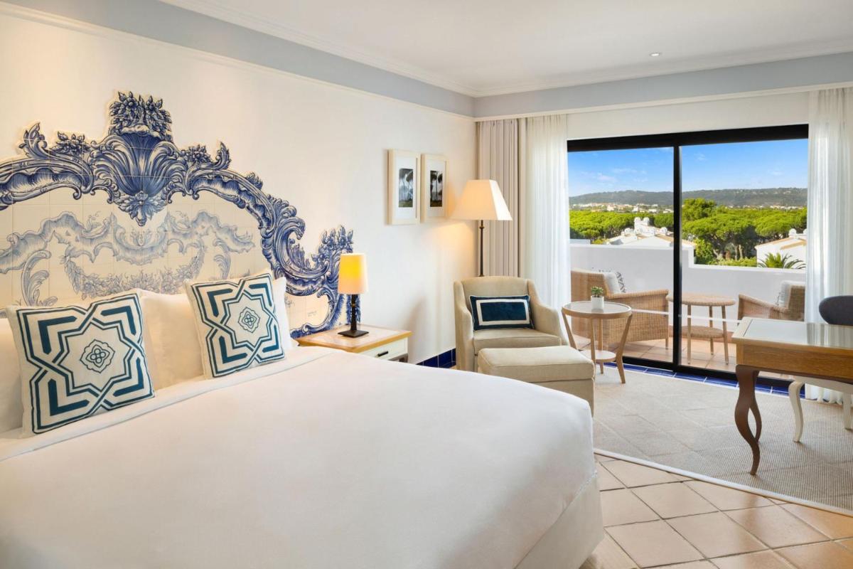 Uma cama ou camas num quarto em Pine Cliffs Hotel, a Luxury Collection Resort, Algarve