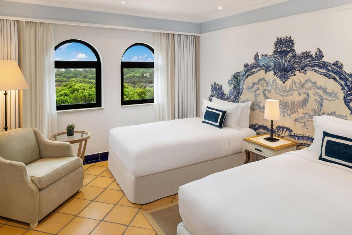 Uma cama ou camas num quarto em Pine Cliffs Hotel, a Luxury Collection Resort, Algarve