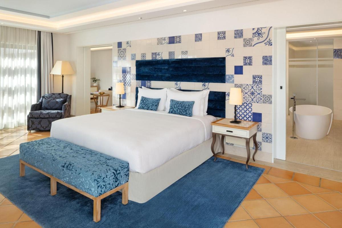 Uma cama ou camas num quarto em Pine Cliffs Hotel, a Luxury Collection Resort, Algarve
