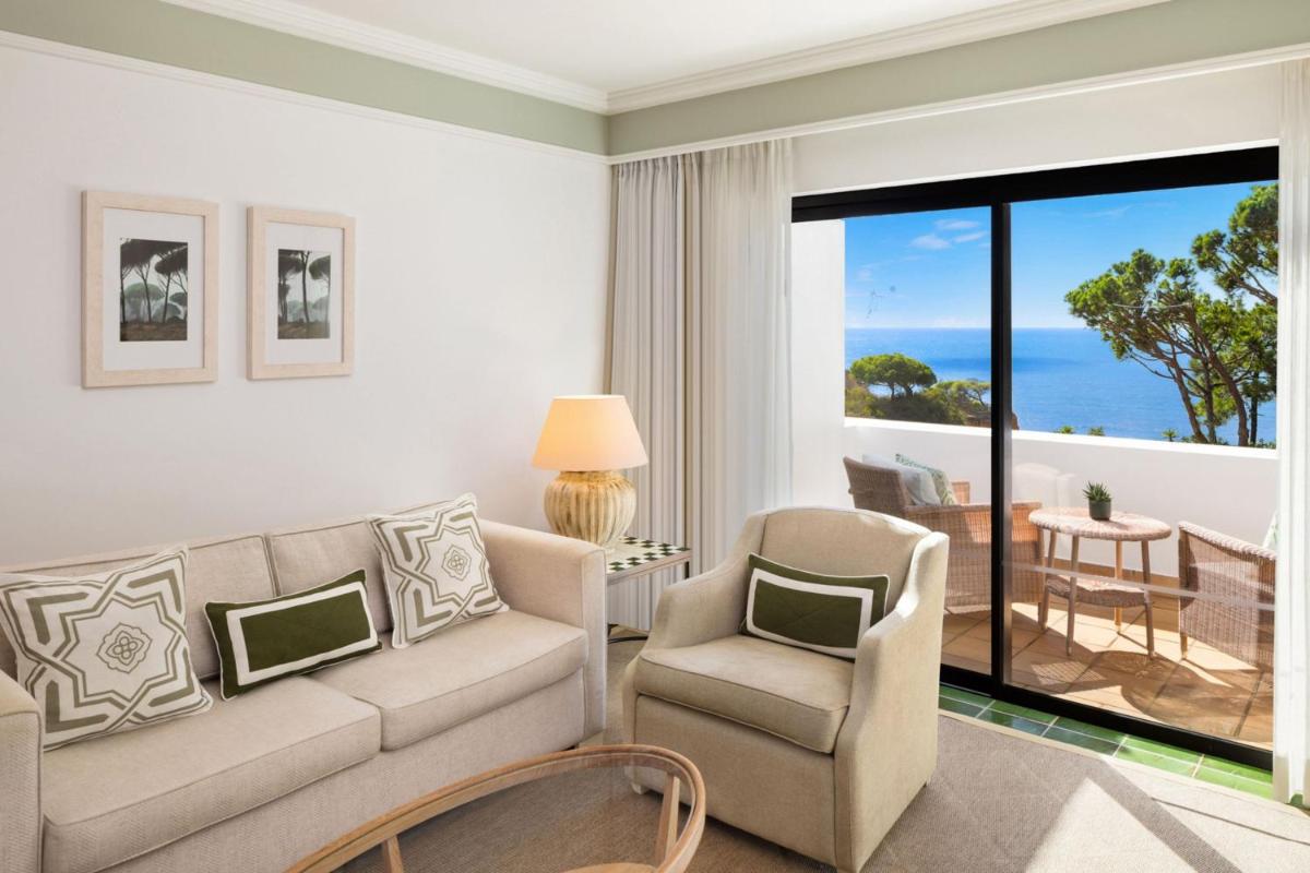 Uma área de estar em Pine Cliffs Hotel, a Luxury Collection Resort, Algarve