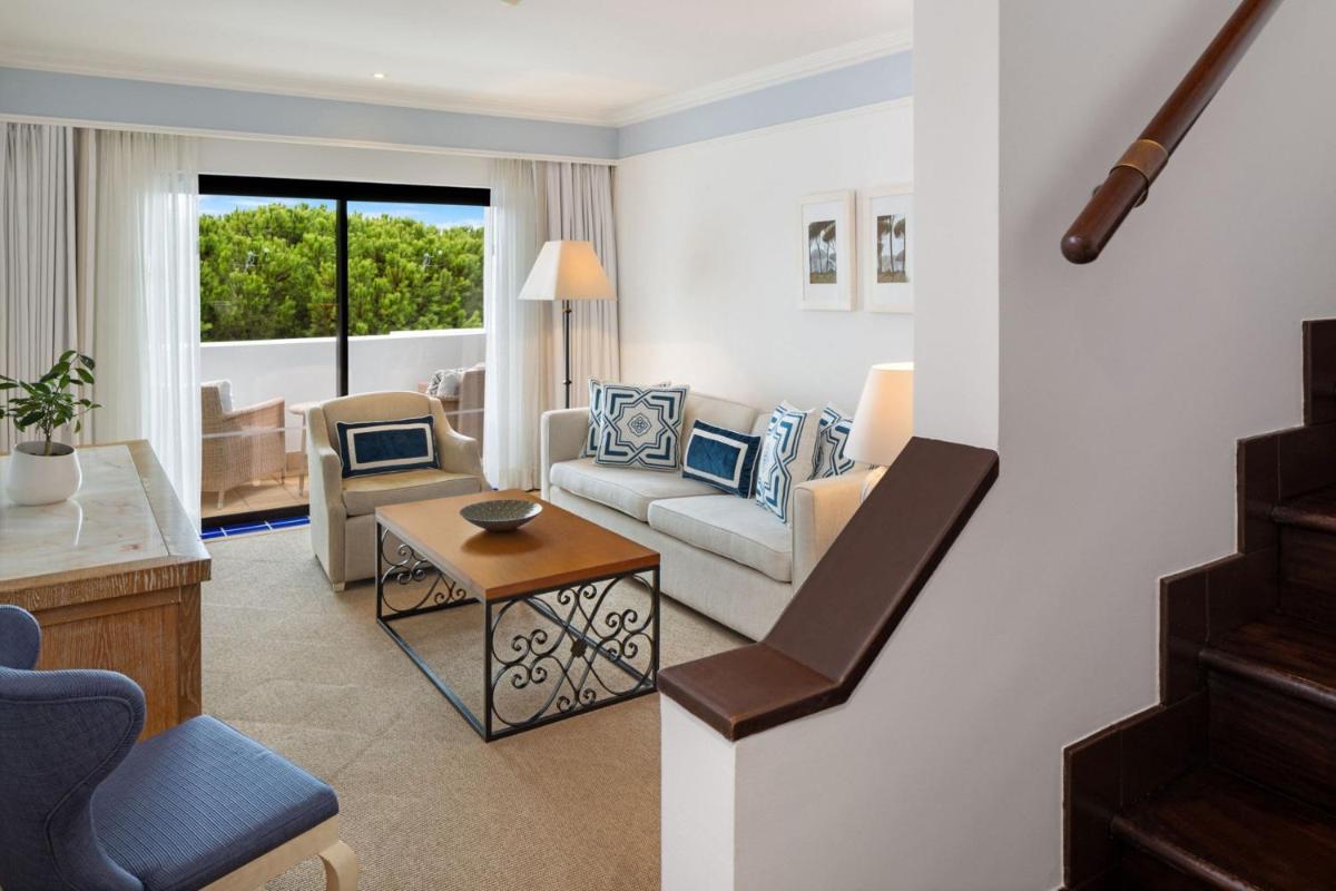 Uma área de estar em Pine Cliffs Hotel, a Luxury Collection Resort, Algarve
