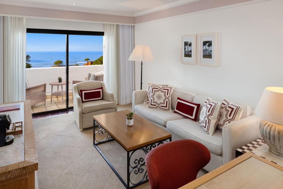 Uma área de estar em Pine Cliffs Hotel, a Luxury Collection Resort, Algarve