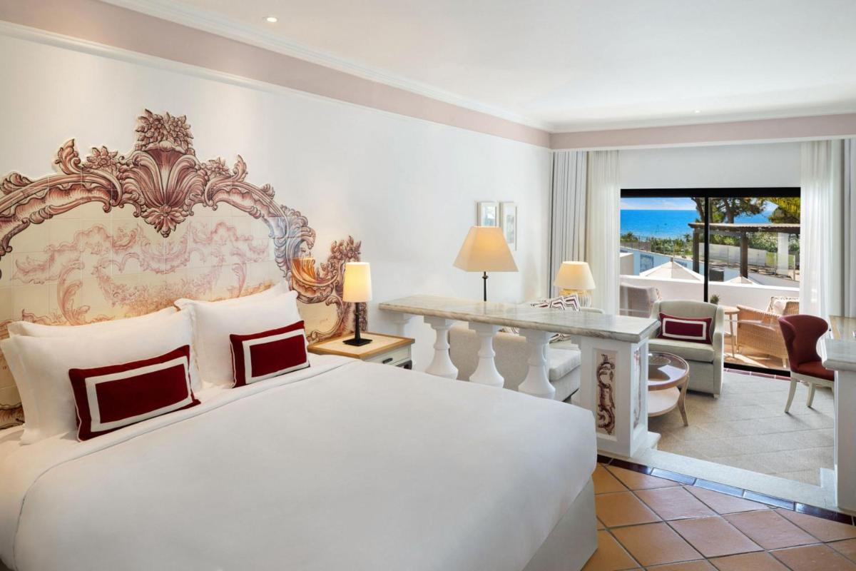 Uma cama ou camas num quarto em Pine Cliffs Hotel, a Luxury Collection Resort, Algarve