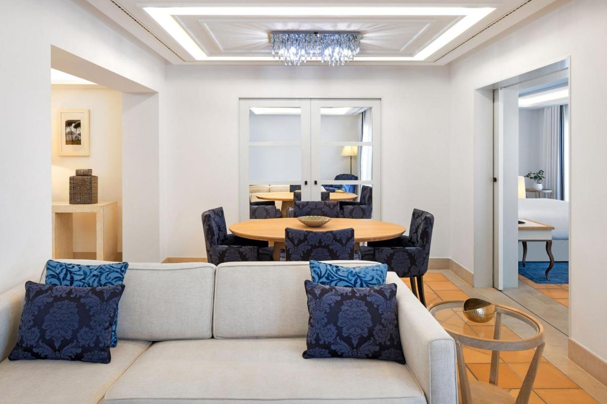 Uma área de estar em Pine Cliffs Hotel, a Luxury Collection Resort, Algarve