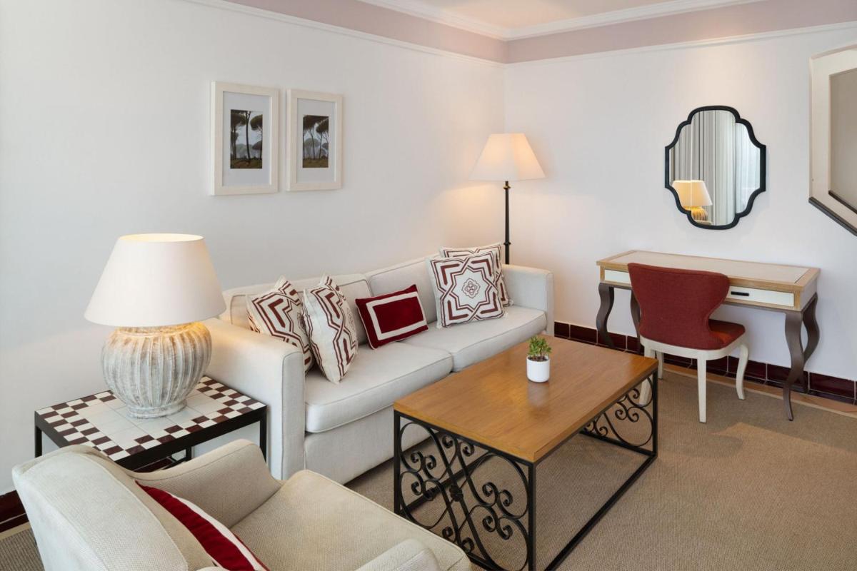 Uma área de estar em Pine Cliffs Hotel, a Luxury Collection Resort, Algarve