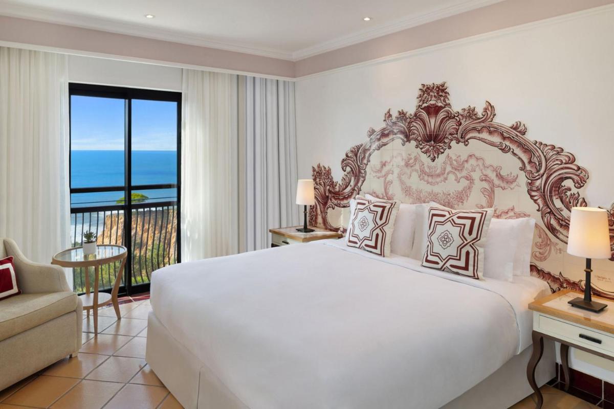 Uma cama ou camas num quarto em Pine Cliffs Hotel, a Luxury Collection Resort, Algarve