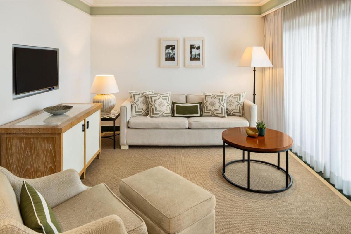 Uma televisão e/ou sistema de entretenimento em Pine Cliffs Hotel, a Luxury Collection Resort, Algarve