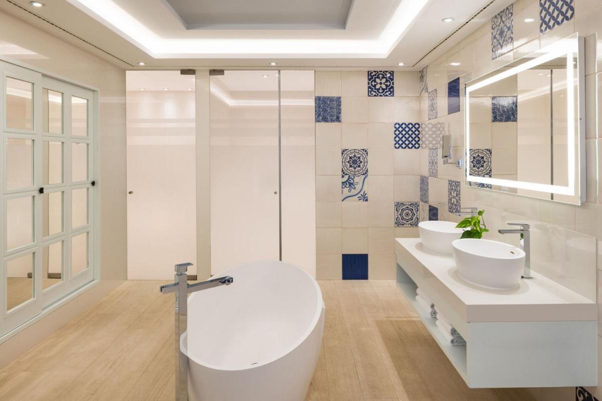 Uma casa de banho em Pine Cliffs Hotel, a Luxury Collection Resort, Algarve