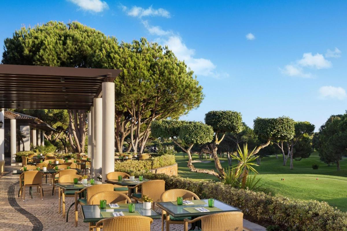 Um jardim no exterior de Pine Cliffs Hotel, a Luxury Collection Resort, Algarve