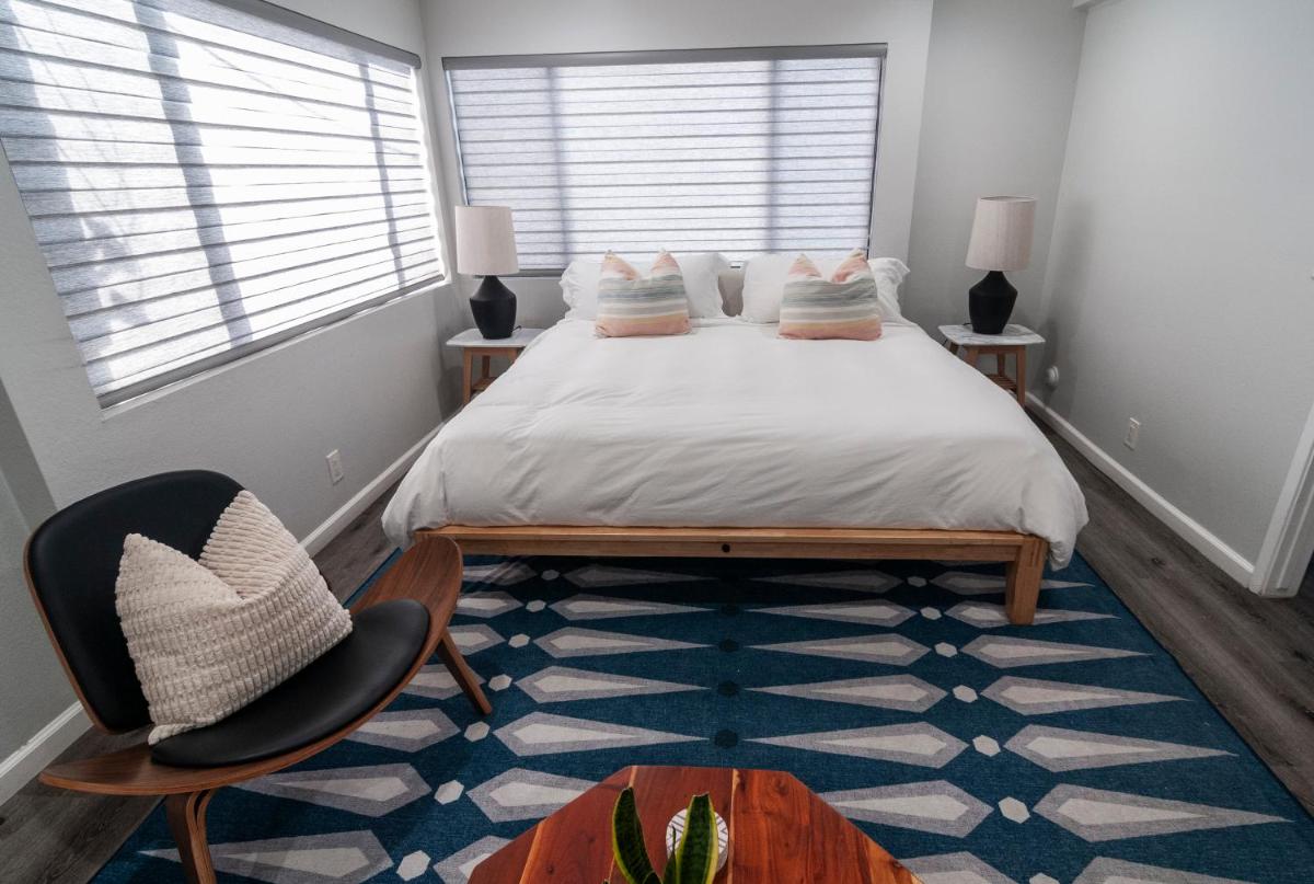 50 M to Sand LGB 2 King Suites - Housity