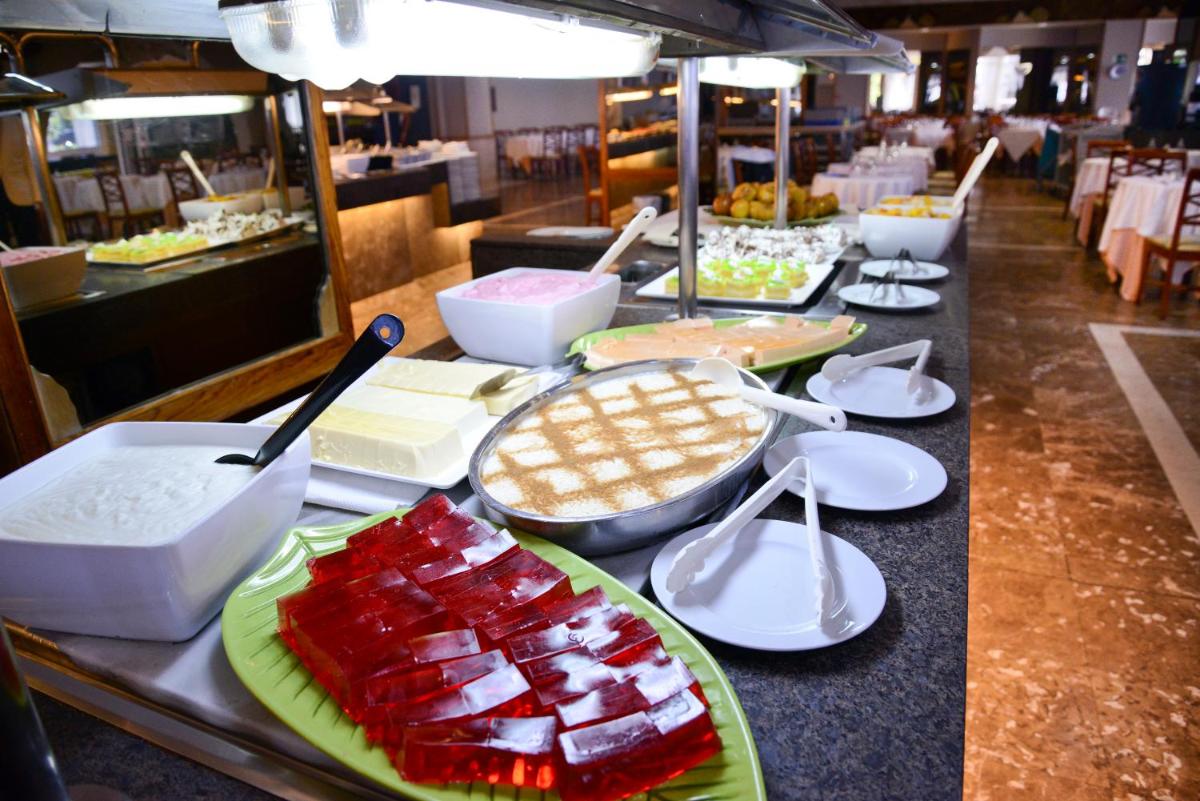 Comida en o cerca de este hotel