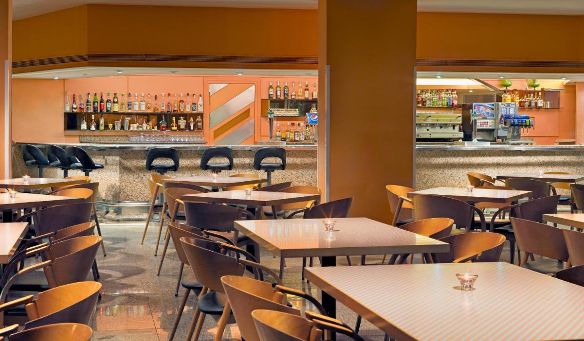 Un restaurante o sitio para comer en Relaxia Beverly Park