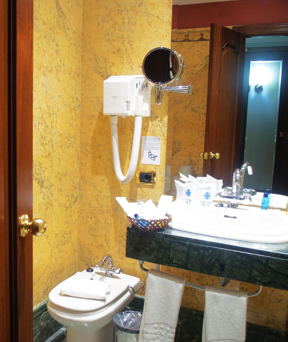 un baño con lavabo e inodoro en Hotel Puerto de Las Nieves, en Agaete