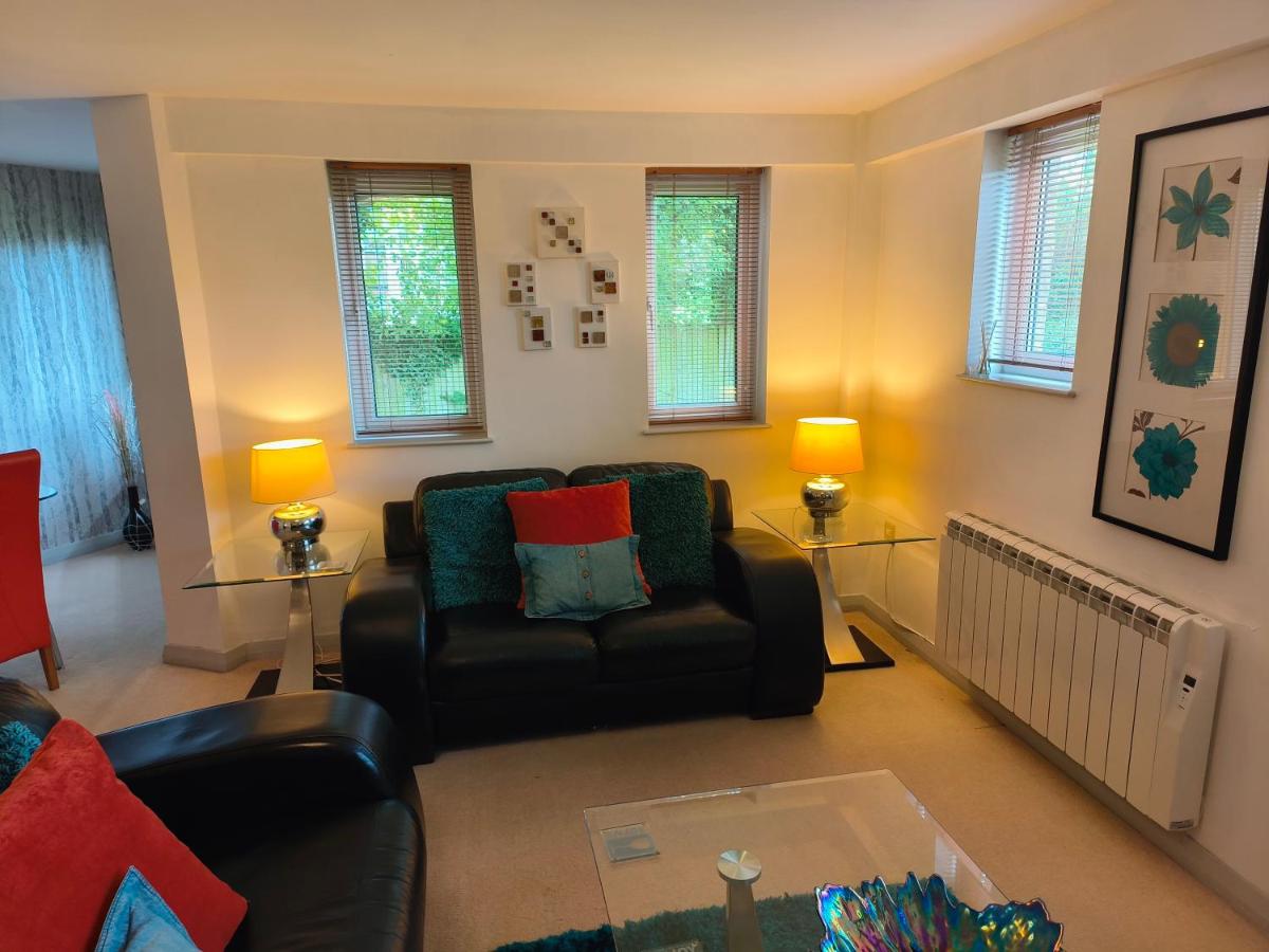 Waterside Apartment - Housity
