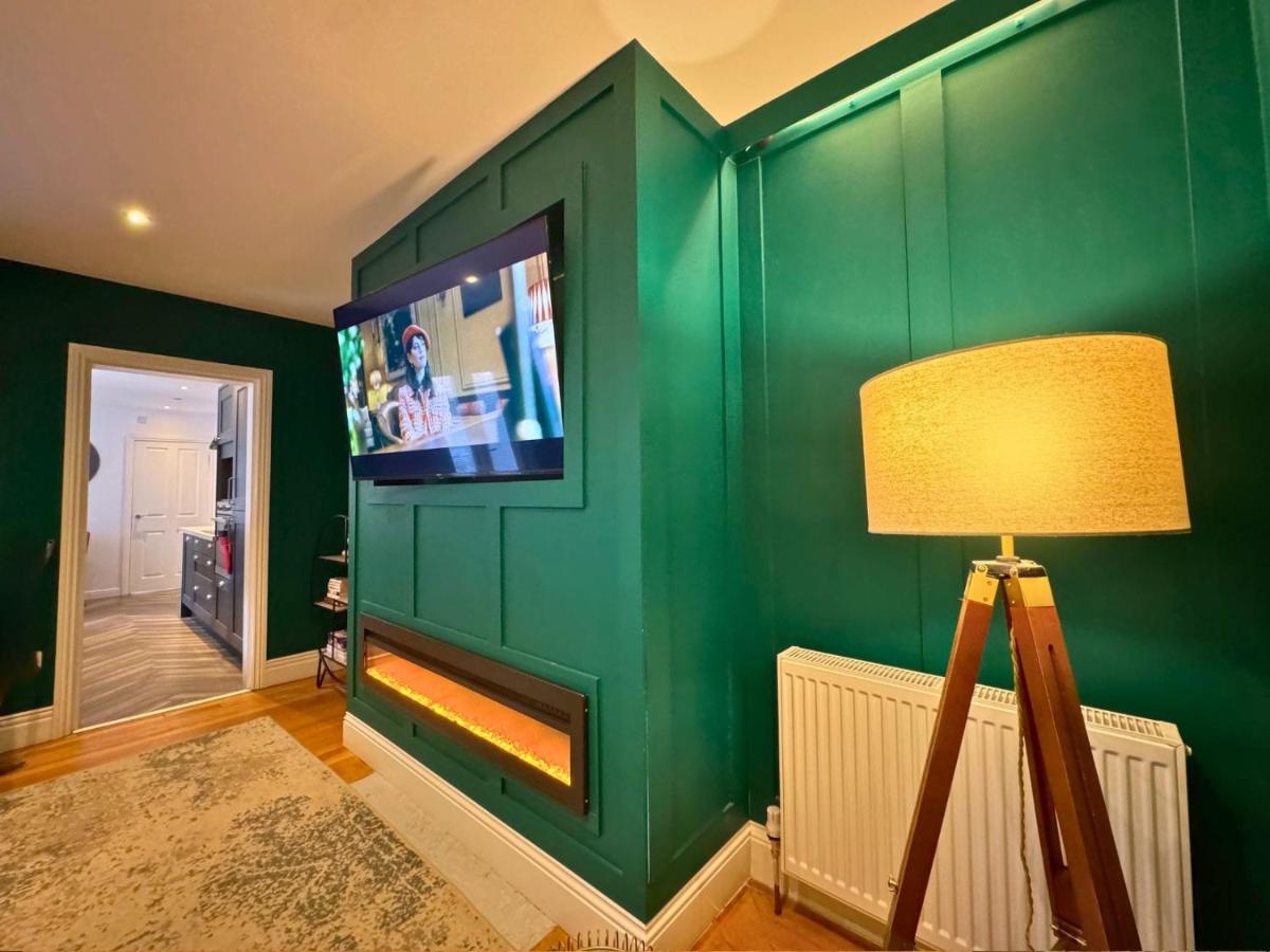 Hot Tub, Free Parking, Near Shops & Restaurants, Location 1m to City - Housity