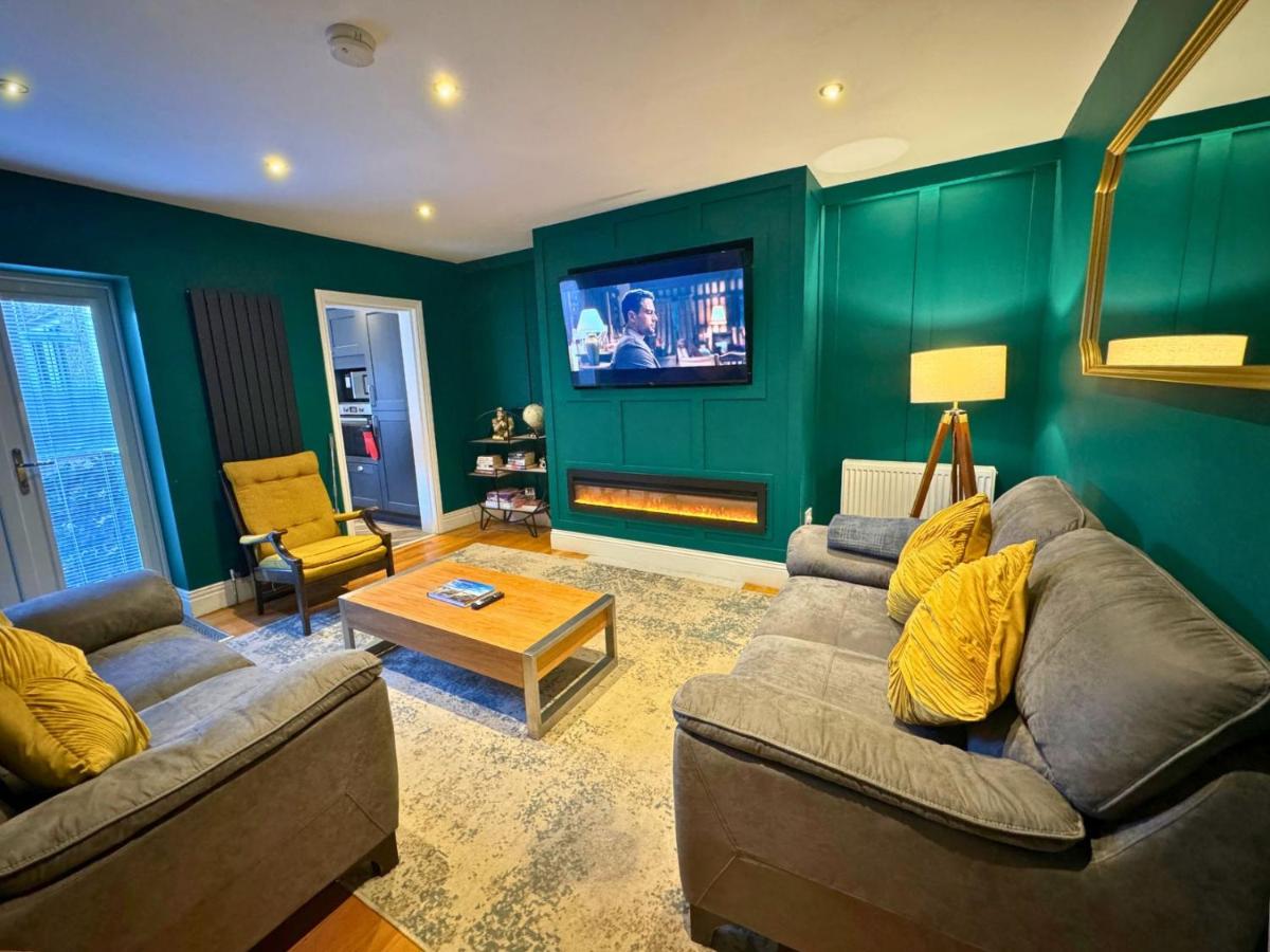 Hot Tub, Free Parking, Near Shops & Restaurants, Location 1m to City - Housity