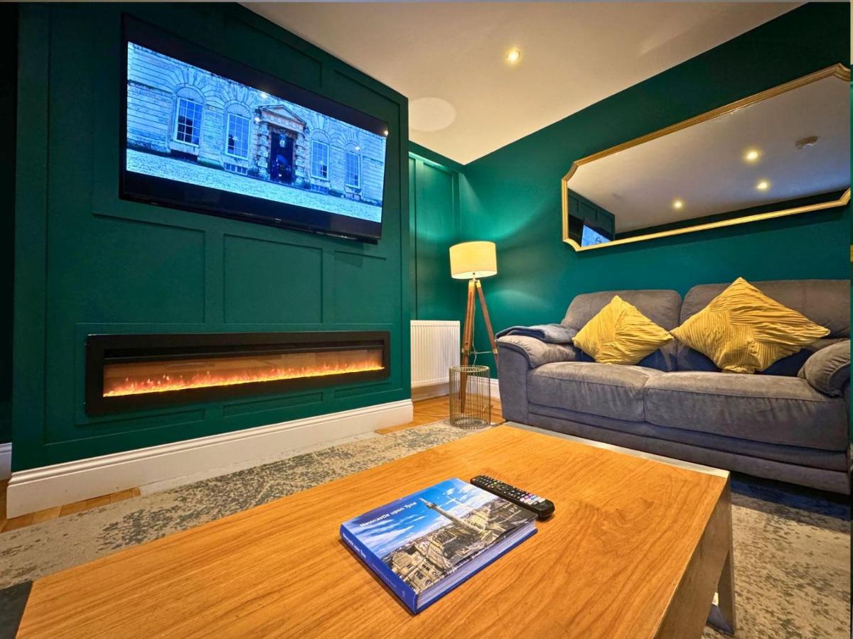 Hot Tub, Free Parking, Near Shops & Restaurants, Location 1m to City - Housity