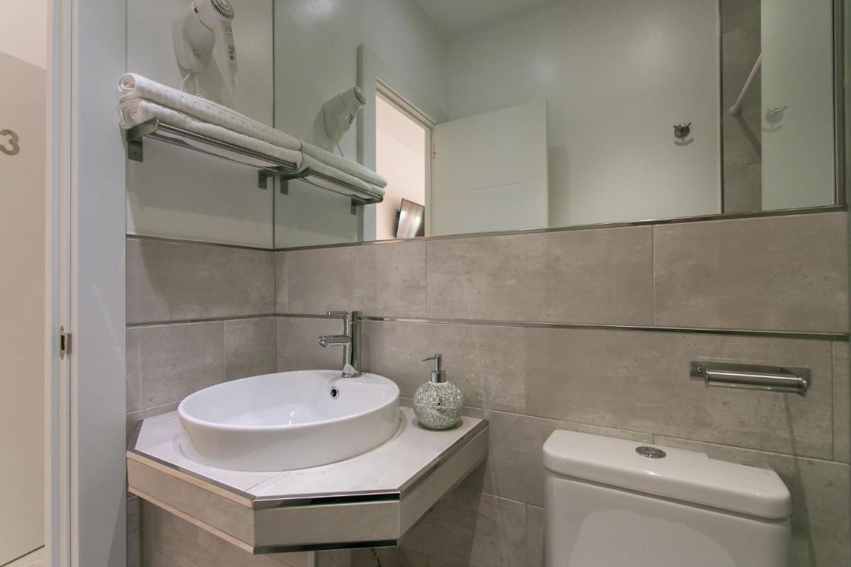 Hostal Met Madrid - Housity