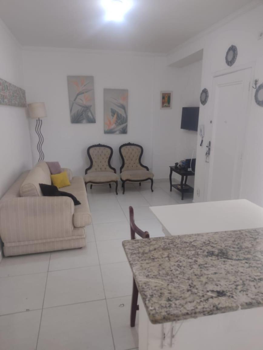 Apartamento Vento e mar - 2 quartos com sacada na quadra da praia do gonzaga - Housity