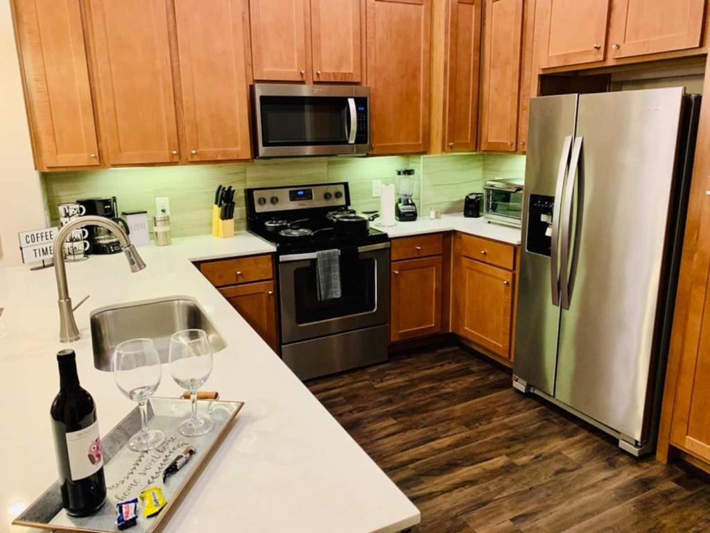 Downtown Apt FREE Parking - Pool - Gym - Fully Kitchen - Housity