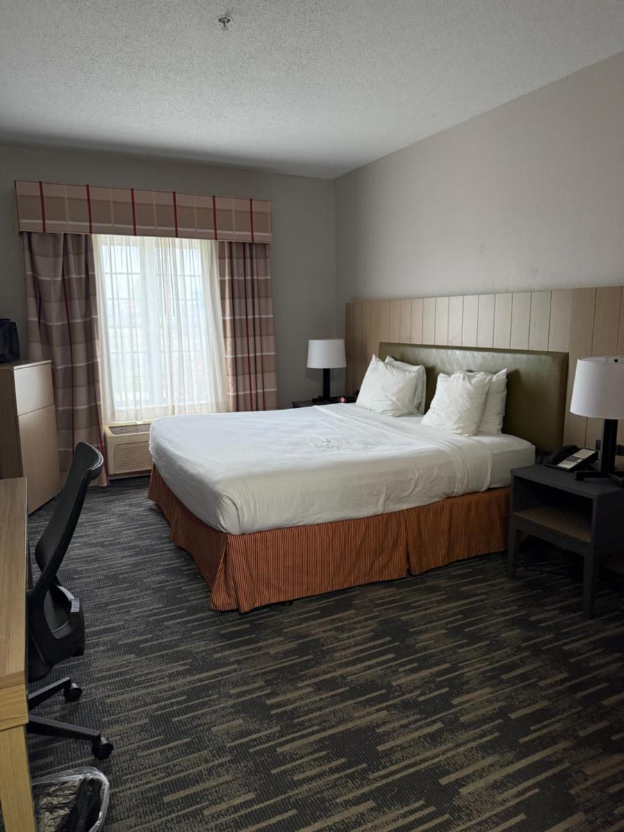 Country Inn & Suites by Radisson, Elgin, IL - Housity