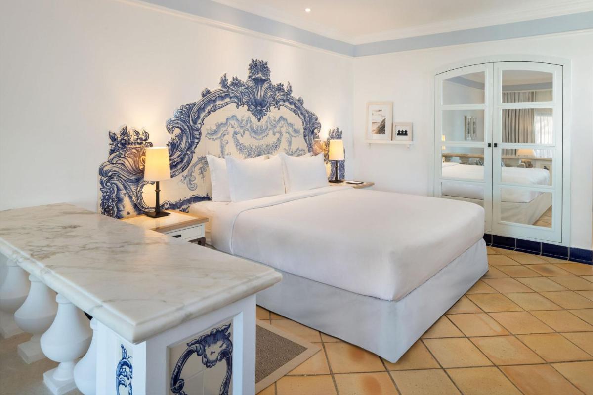 Uma cama ou camas num quarto em Pine Cliffs Hotel, a Luxury Collection Resort, Algarve