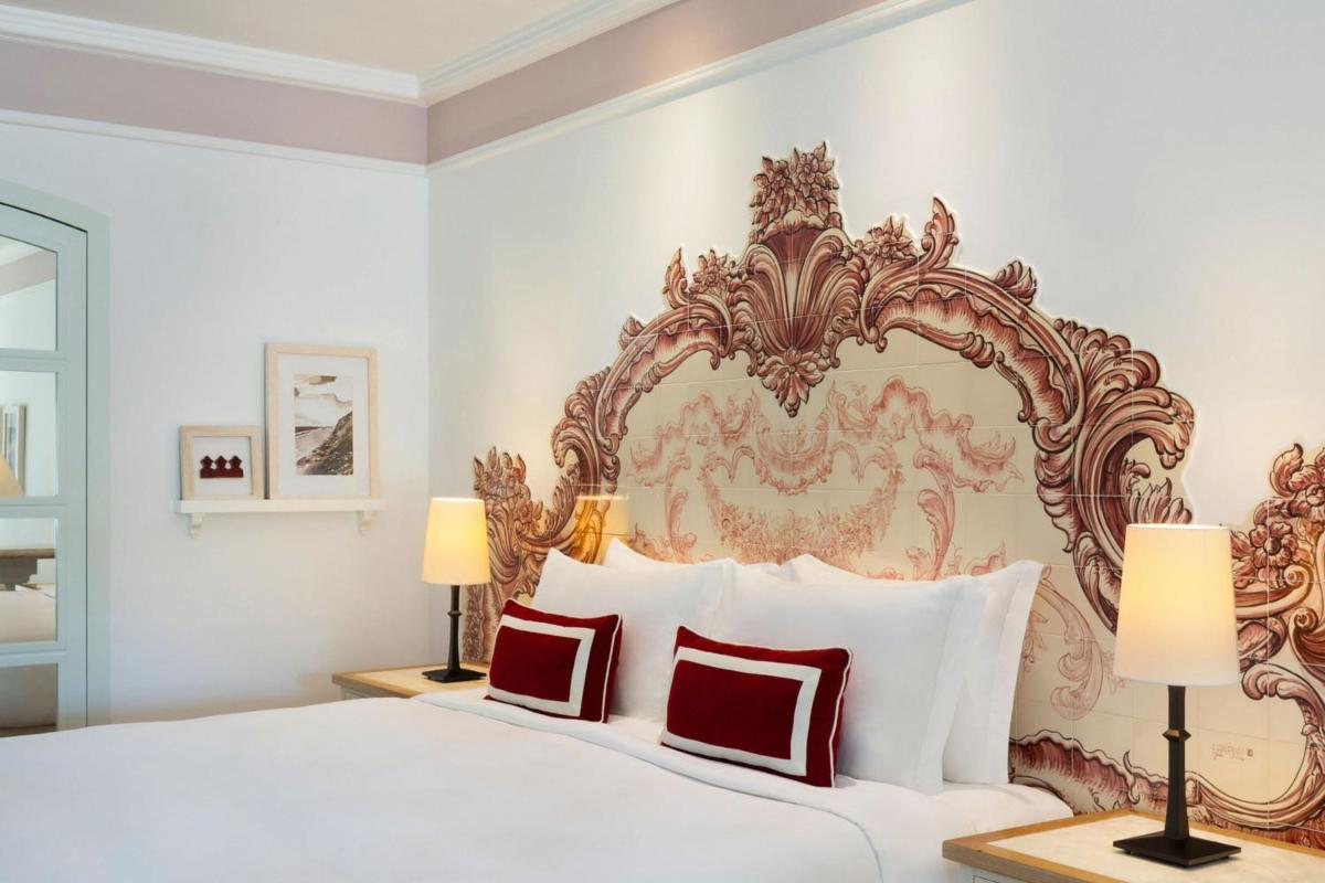 Uma cama ou camas num quarto em Pine Cliffs Hotel, a Luxury Collection Resort, Algarve