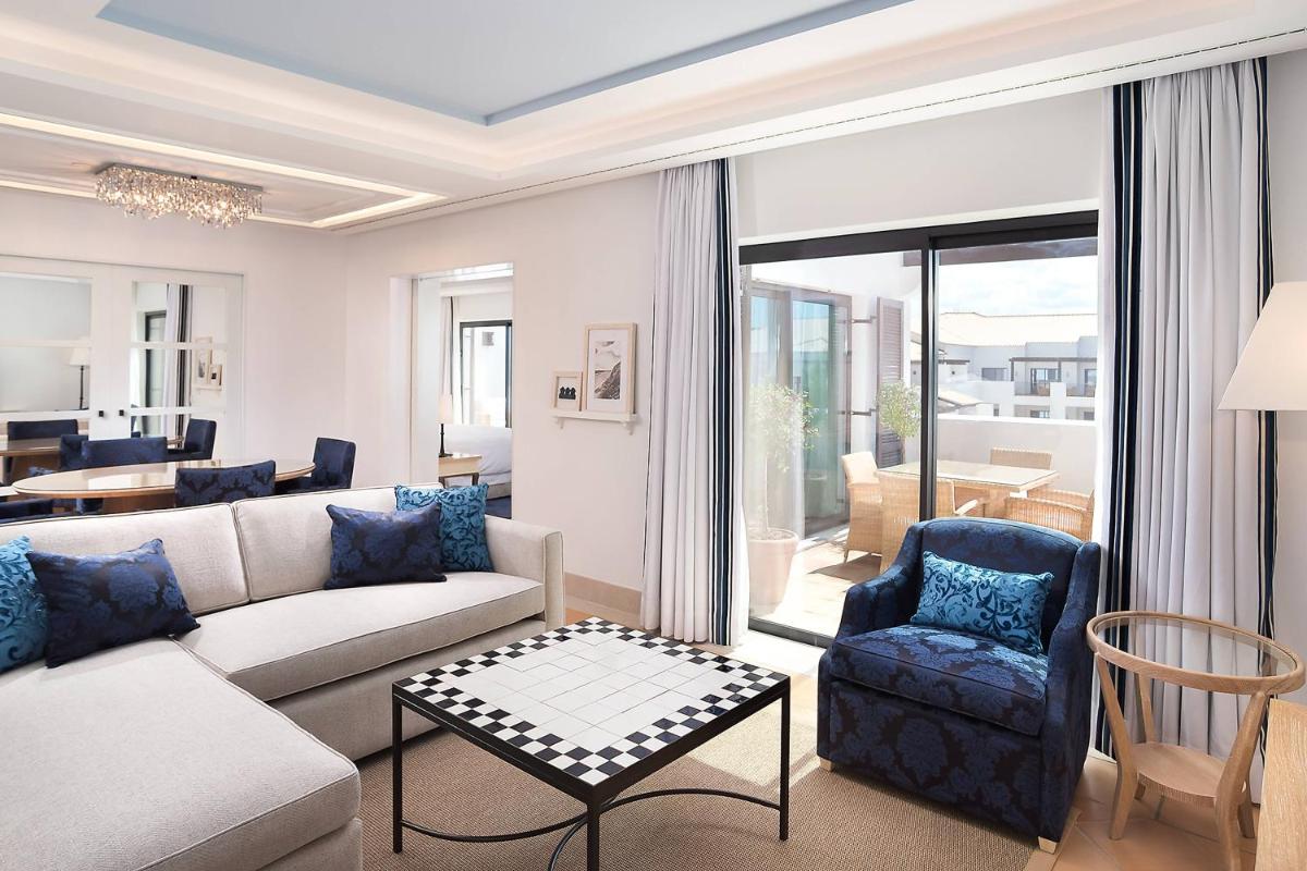 Uma área de estar em Pine Cliffs Hotel, a Luxury Collection Resort, Algarve