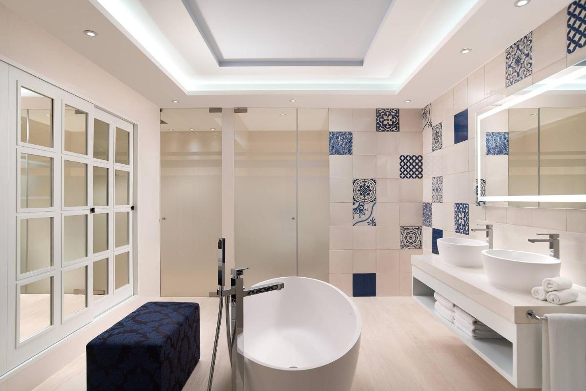 Uma casa de banho em Pine Cliffs Hotel, a Luxury Collection Resort, Algarve