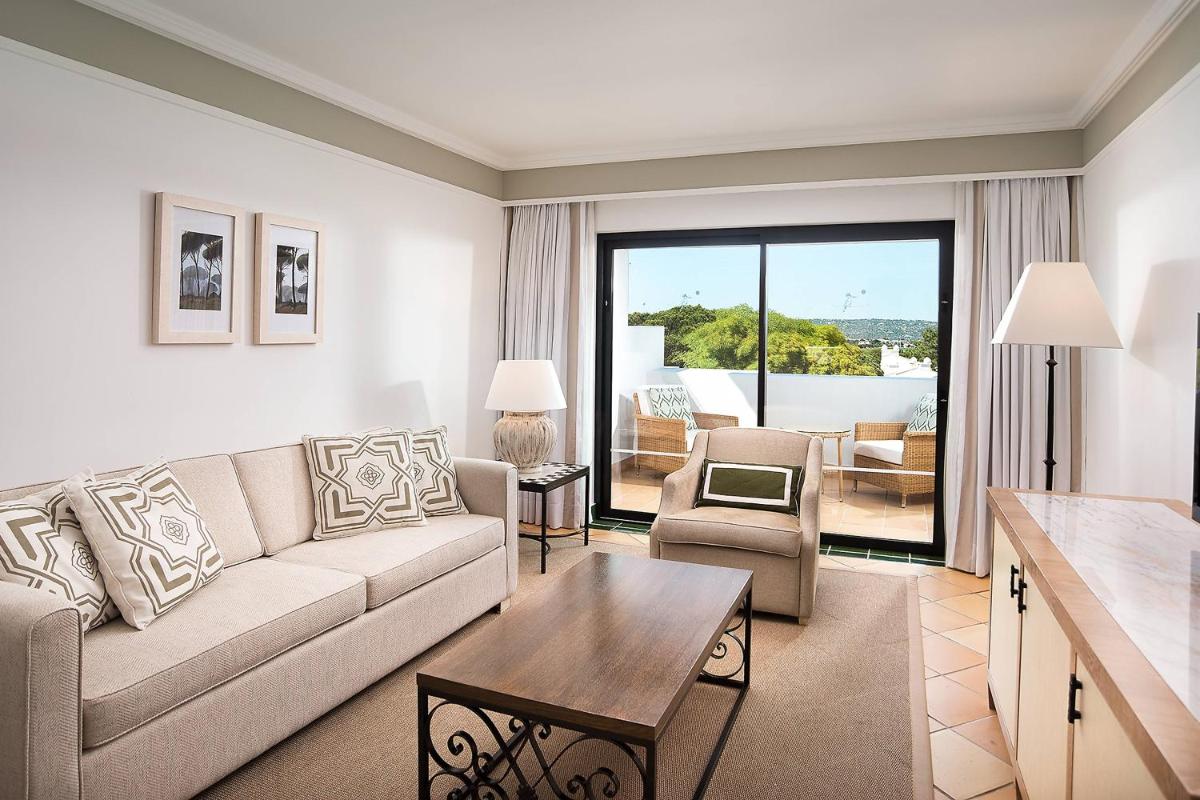 Uma área de estar em Pine Cliffs Hotel, a Luxury Collection Resort, Algarve