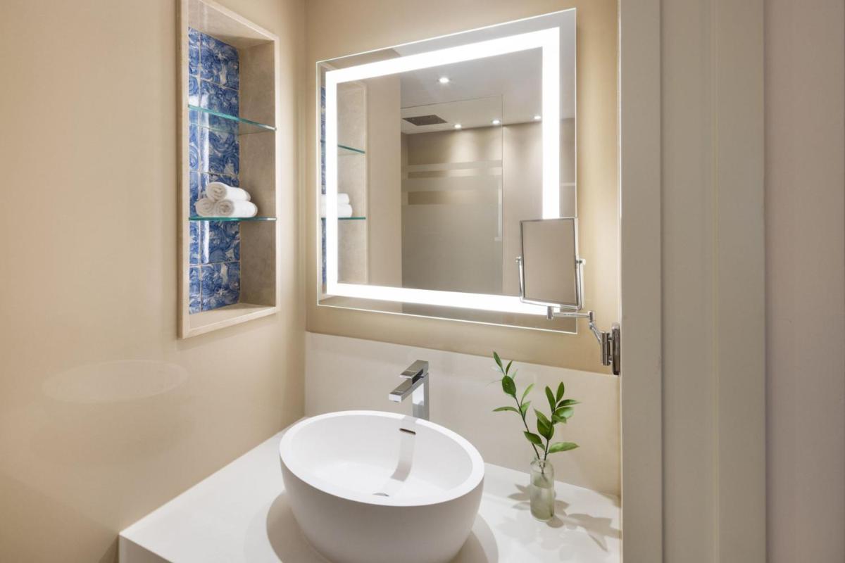 Uma casa de banho em Pine Cliffs Hotel, a Luxury Collection Resort, Algarve