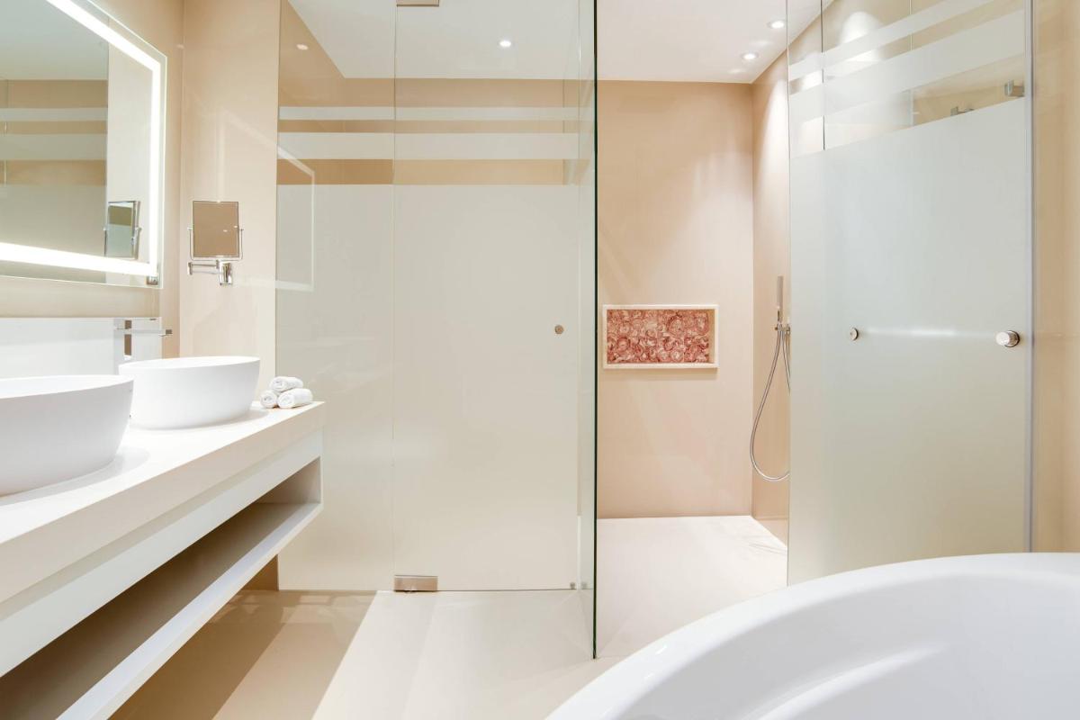 Uma casa de banho em Pine Cliffs Hotel, a Luxury Collection Resort, Algarve