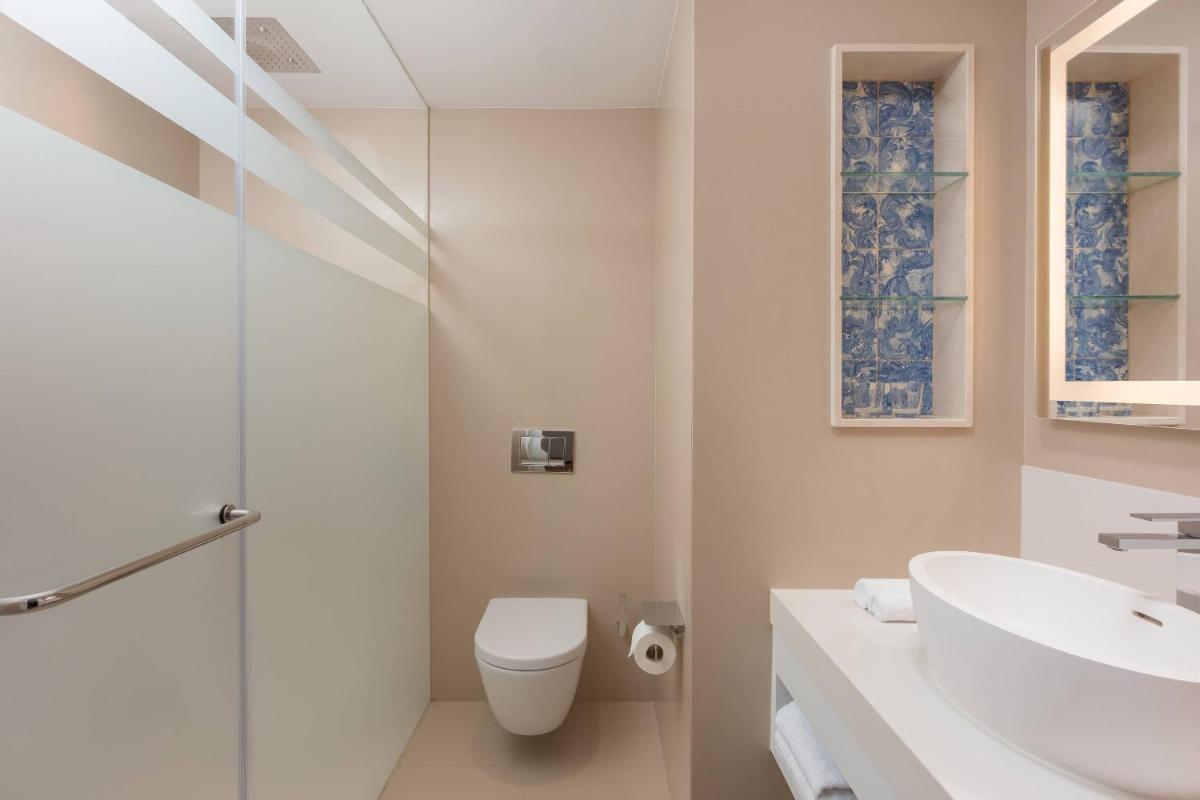 Uma casa de banho em Pine Cliffs Hotel, a Luxury Collection Resort, Algarve