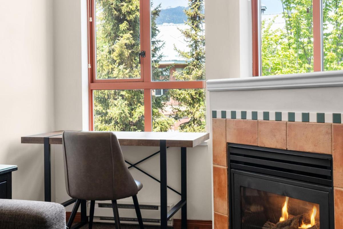 Alpenglow Lodge Family & Work Retreat by MVA - Housity