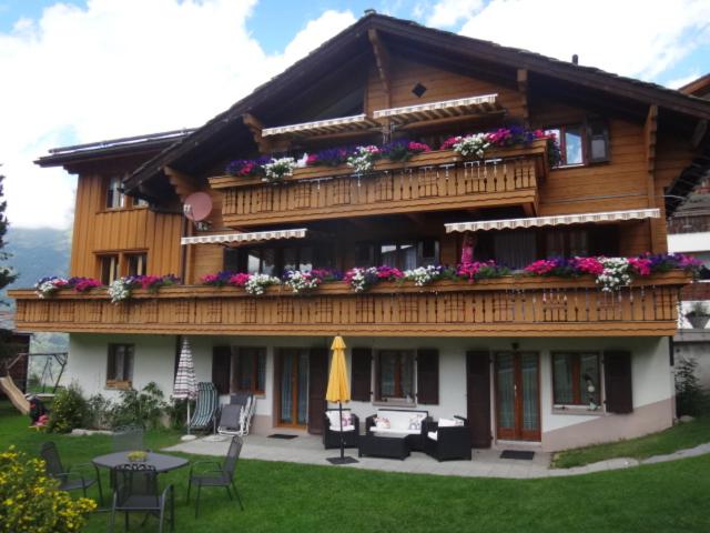 Chalet Petunia - Housity